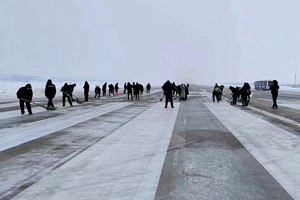 信陽(yáng)明港機(jī)場(chǎng)抗擊冰雪，護(hù)航旅客回家路